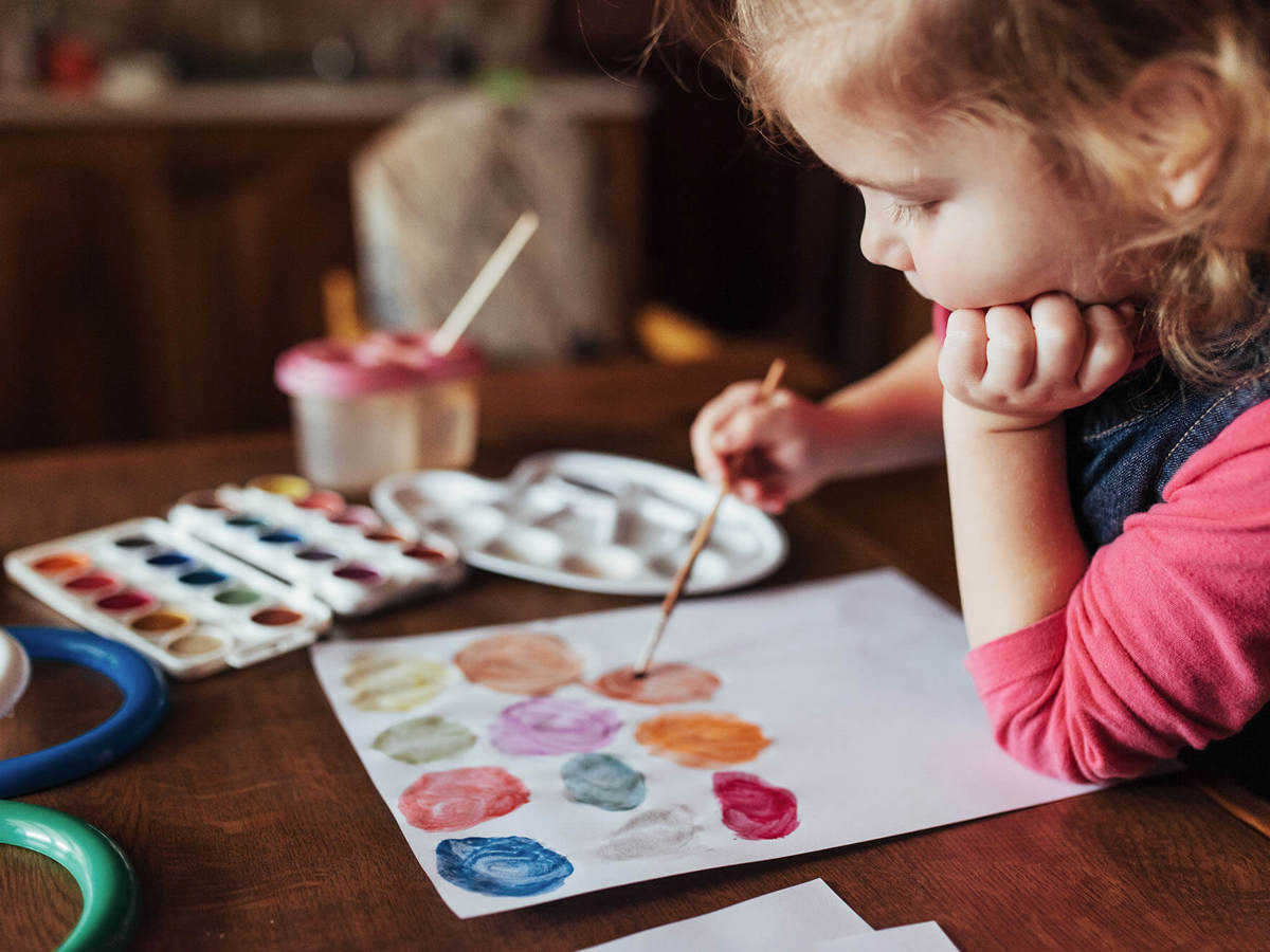 Pupils-learning painting coloured circles